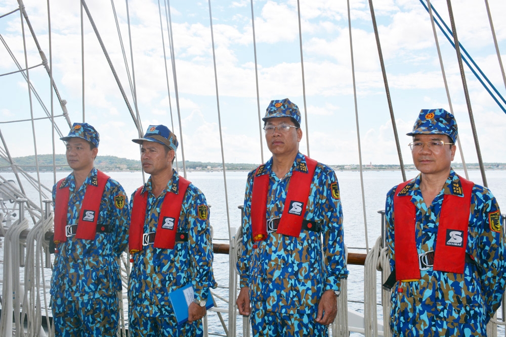 Đại tá Nguyễn Đức Nam (thứ 2 từ phải qua), Phó giám đốc Học viện Hải quân trực tiếp chỉ đạo buổi huấn luyện.